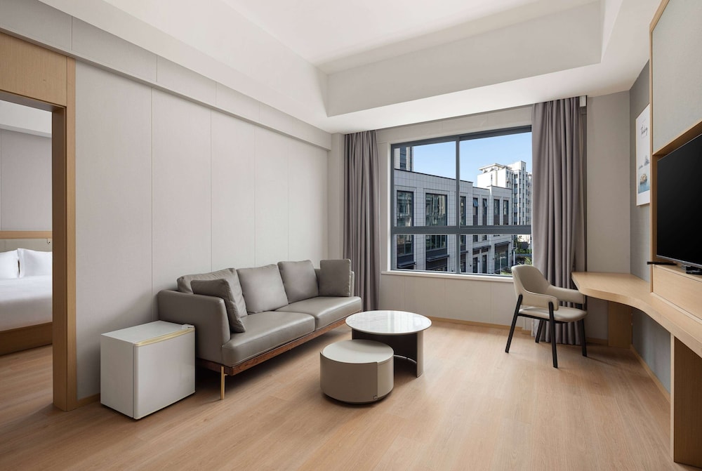 DELUXE, SUITE, KING BED