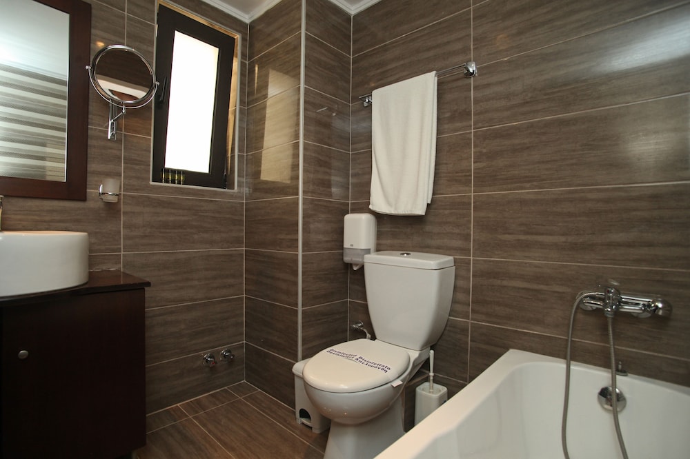 Naias Beach Hotel 42/43