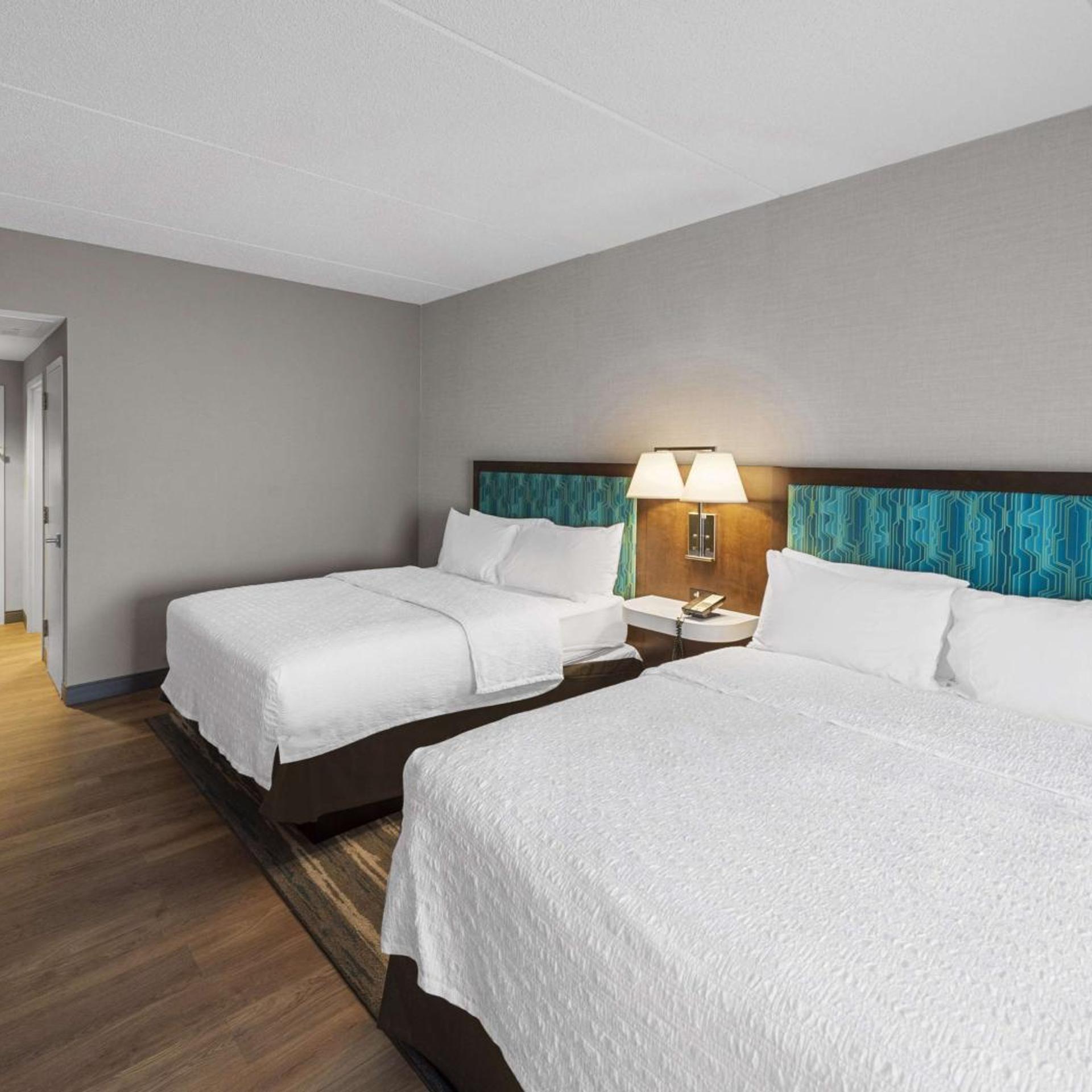 غرفة بسرير كينج وسريرين كوين، Hampton Inn Nanuet 2/6