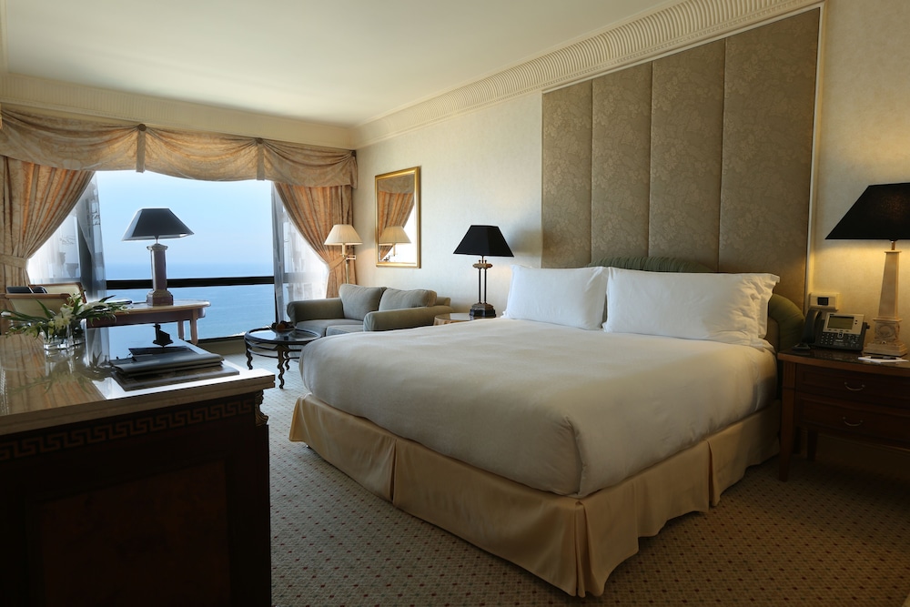غرفة بريميوم بسرير كينج بإطلالة على البحر، Intercontinental Phoenicia Beirut 6/7