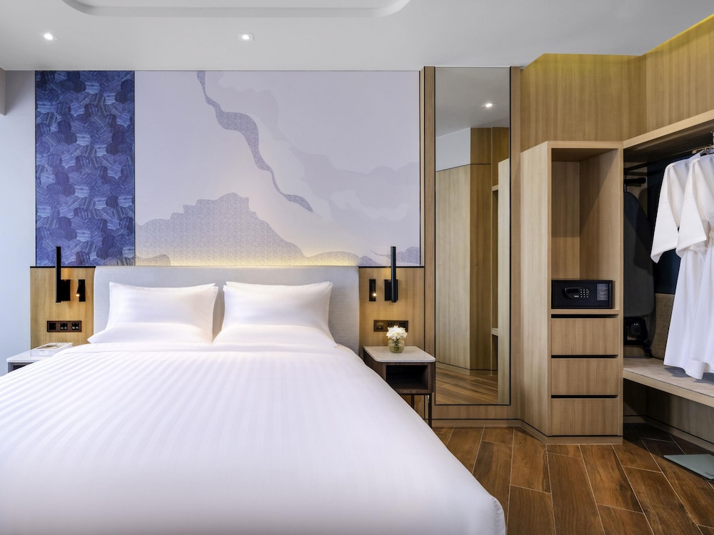 Superior, King Bed, Sofa