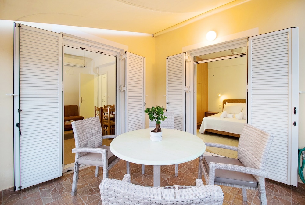 Romanos Beach Villas 22/49