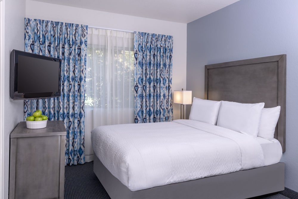 Room, Queen Bed, Hill View, Accessible