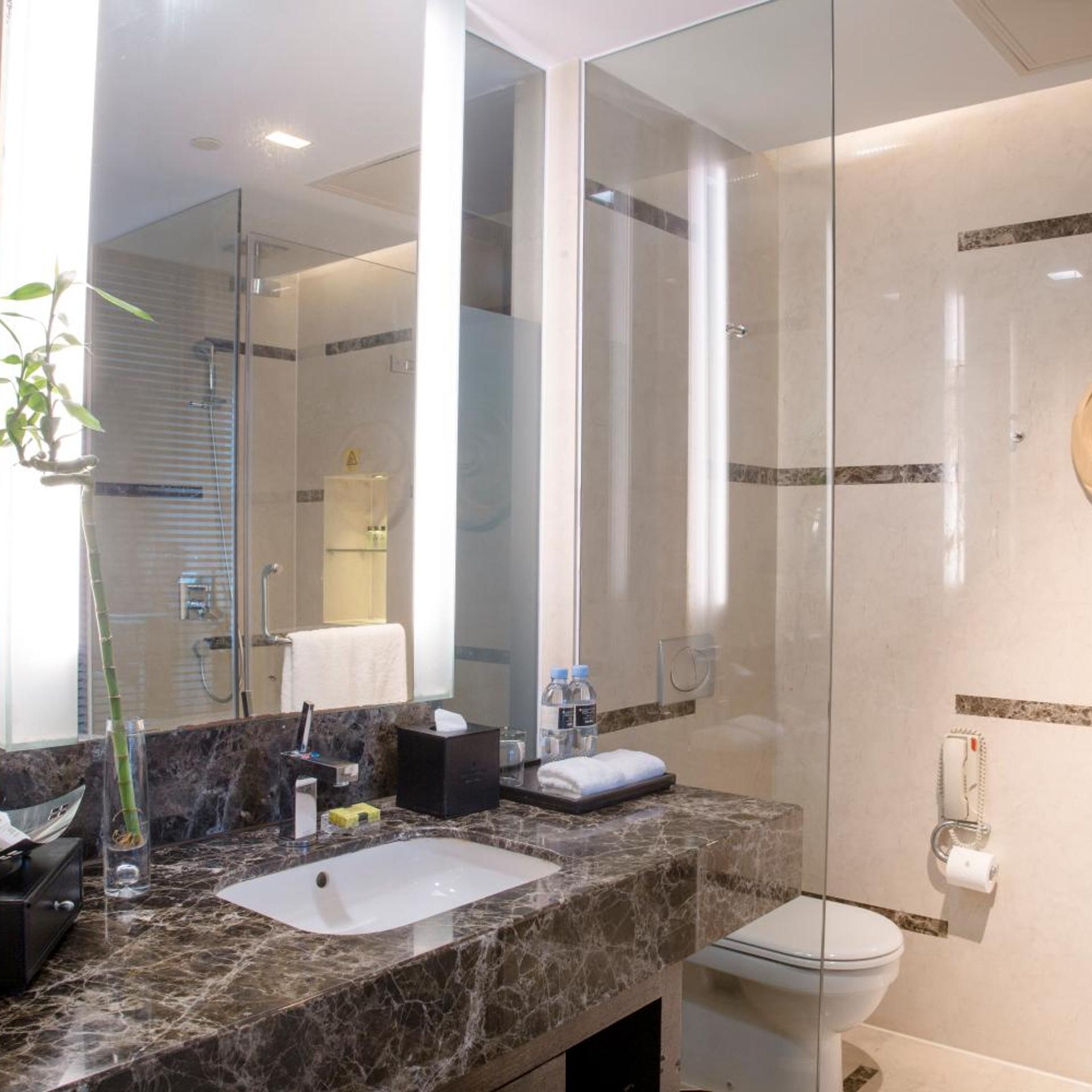 غرفة بريميوم بسرير كينج بإطلالة على البحر بشرفة، INTERCONTINENTAL QINGDAO 5/8