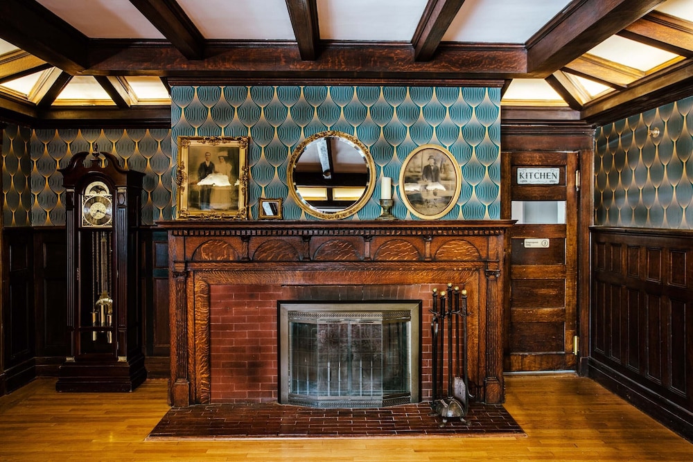 Hartness House Inn 2/50