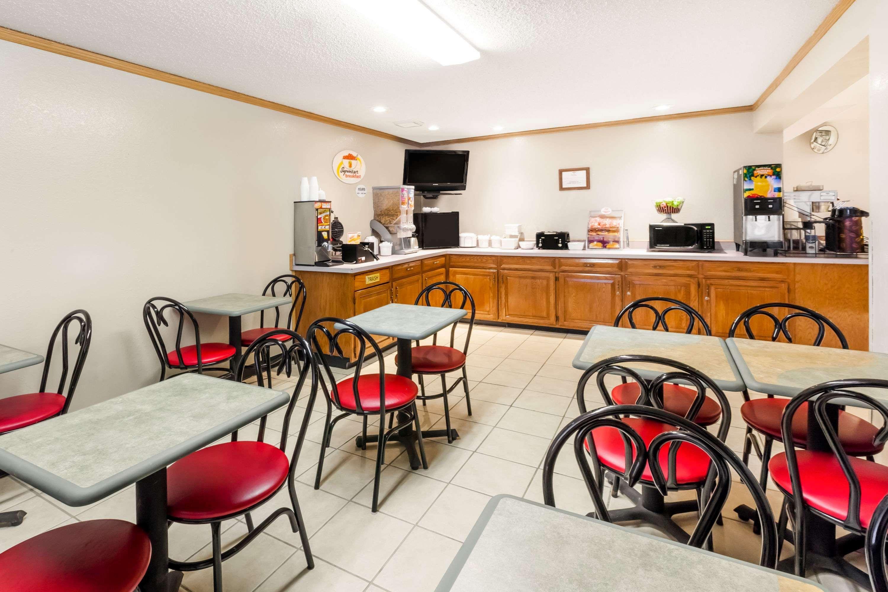 Super 8 by Wyndham Ionia MI 21/30