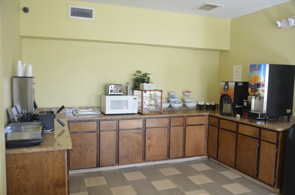 EAGLES NEST INN(FORMERLY LA QUINTA INN STATESBORO) — foto 3