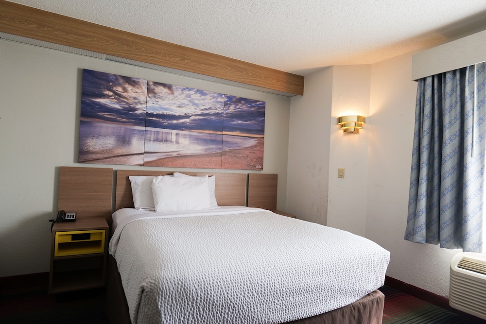 Days Inn By Wyndham Flint/Bishop International Airport 7/41