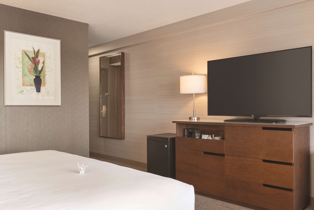 Coast Edmonton Plaza Hotel 39/41