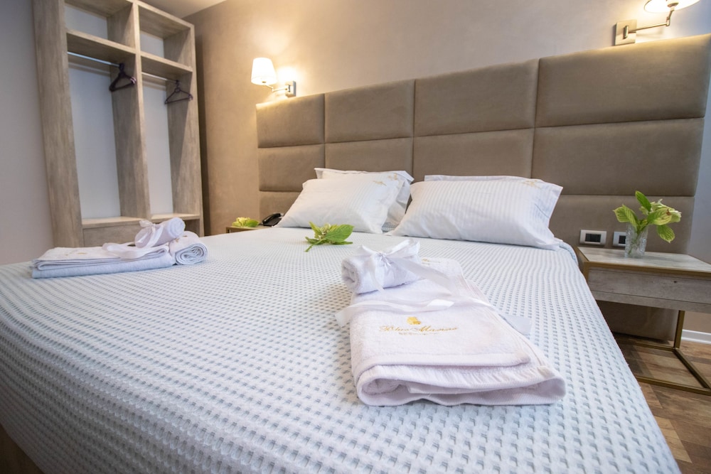 Standard, Queen Bed, Hill View