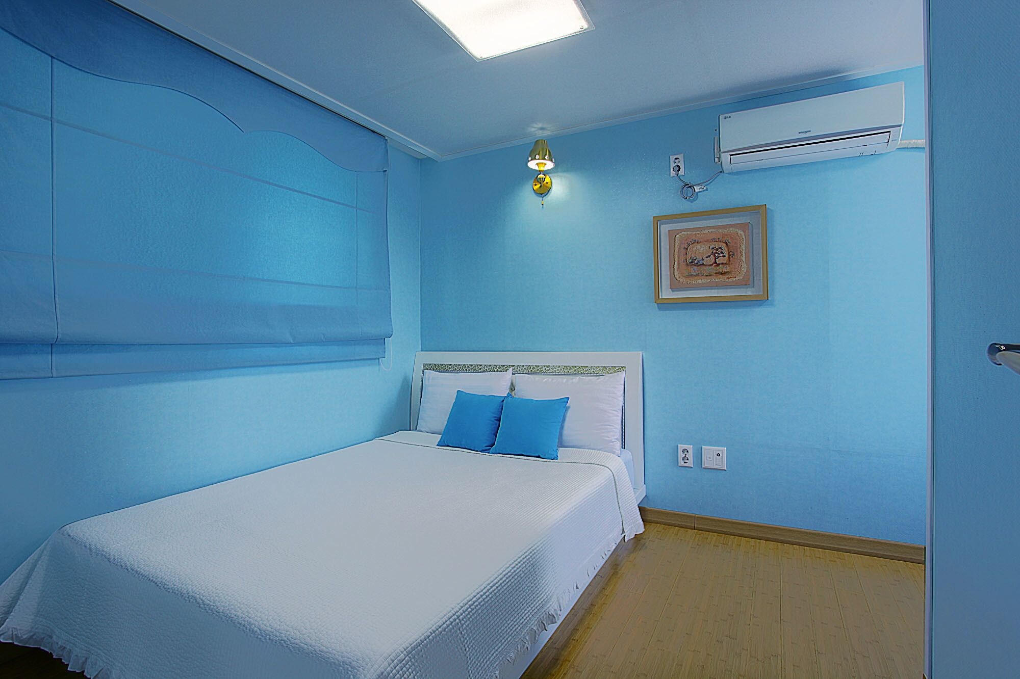 Party Blue, 1 Queen and 4 Single Beds