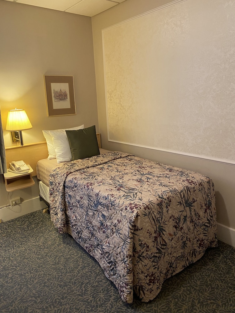 ECONOMY, SINGLE BED, SHARED BATHROOM