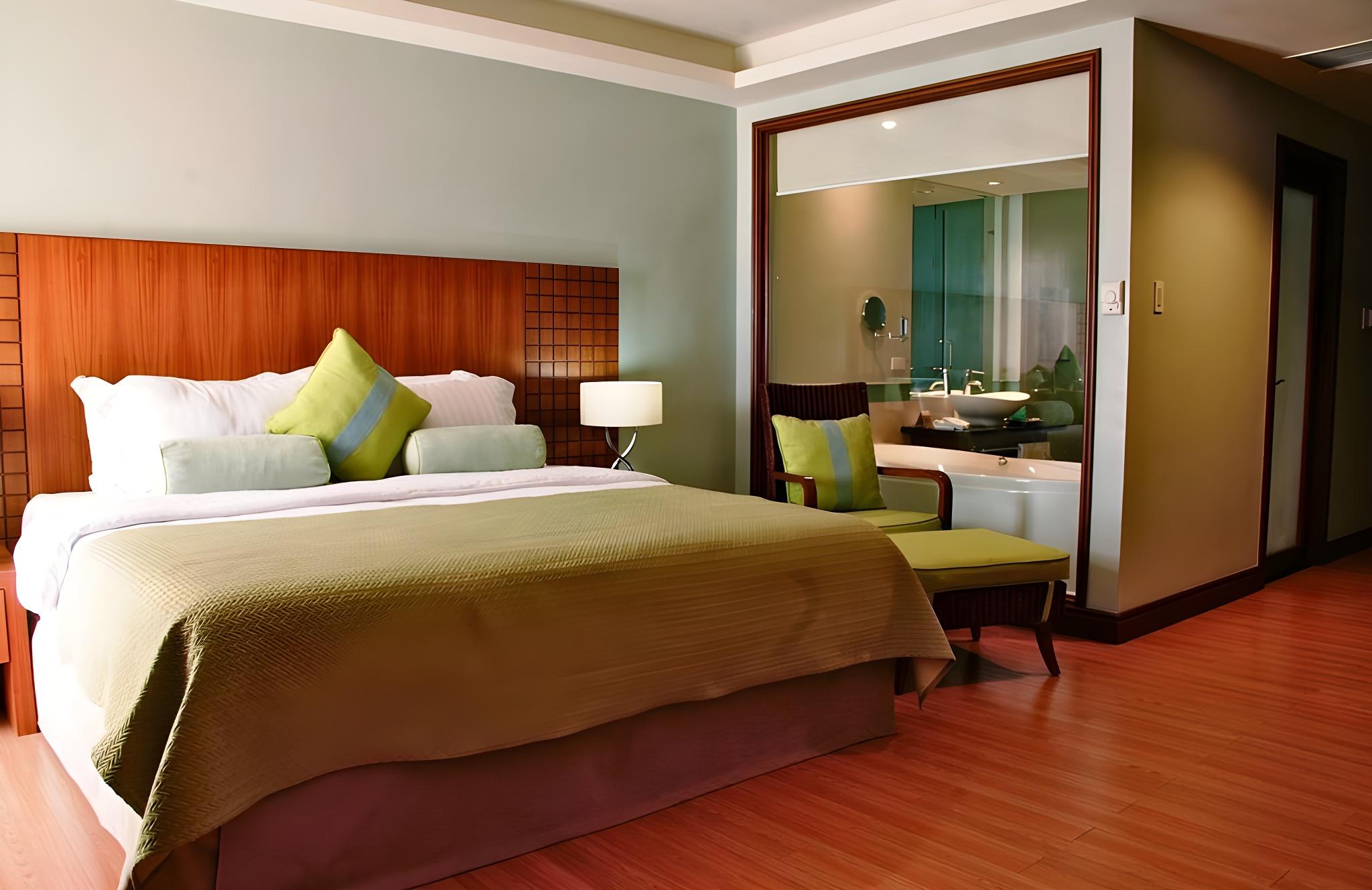 Aqua, Spa, Suite