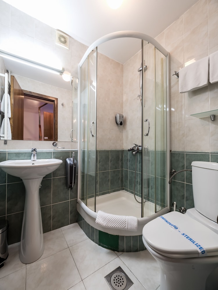 Le Petit Piaf Hotel 8/56