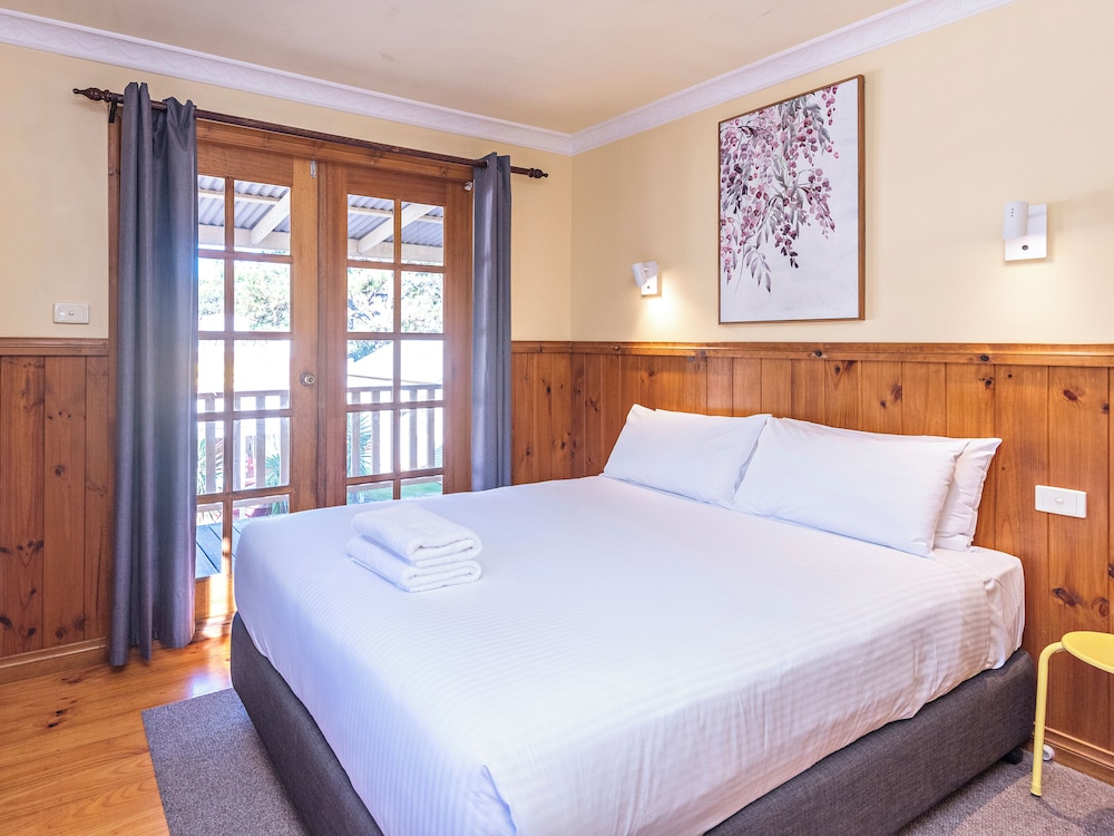 3 Bedrooms, Country, Deluxe, Cabin, 2 Bunk Beds, 2 Queen Beds