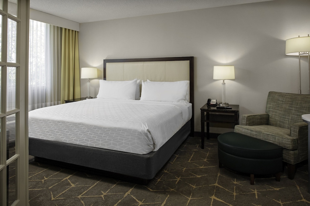 Holiday Inn Suites Boston Peabody 21/62