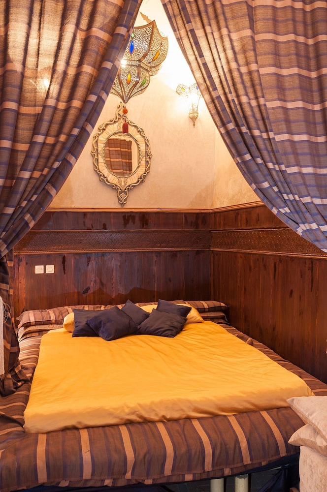 HONEYMOON, DOUBLE BED
