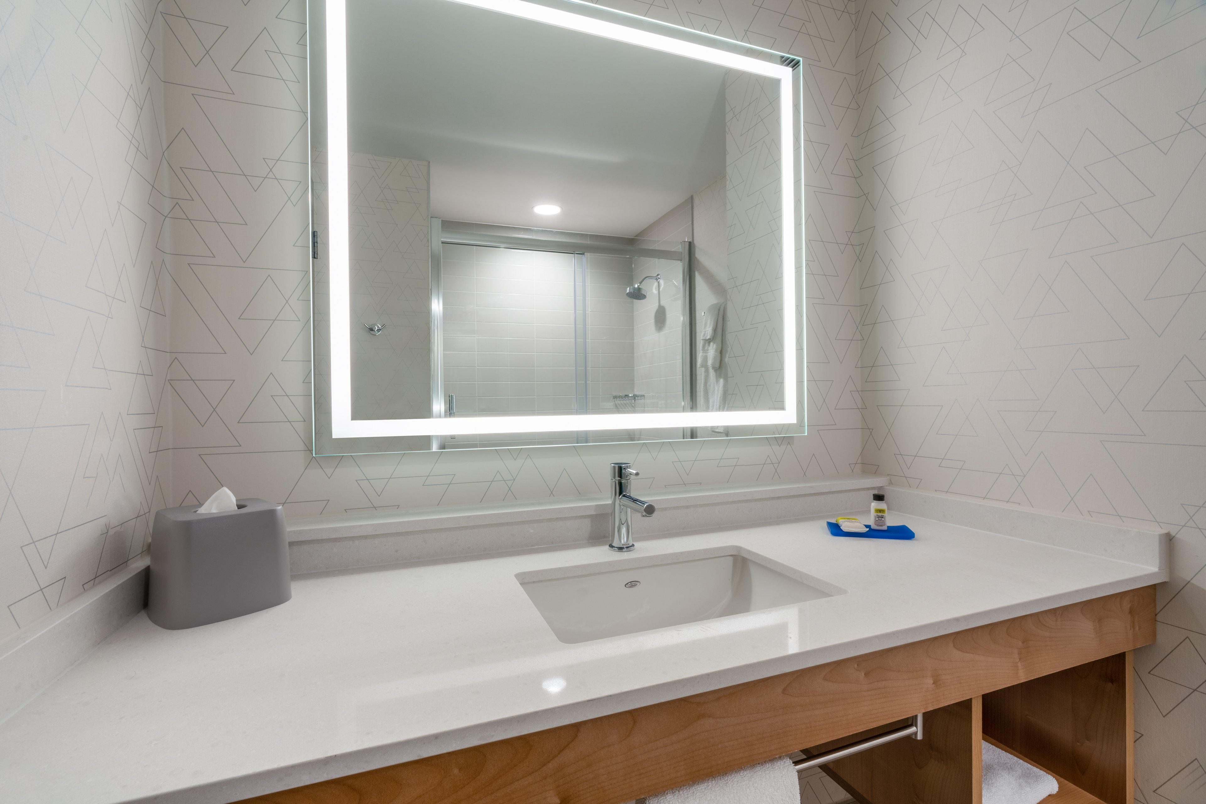 Holiday Inn Express Suites Vaughan 75/78