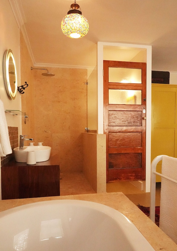 Dolphin Inn Guest House 74/74