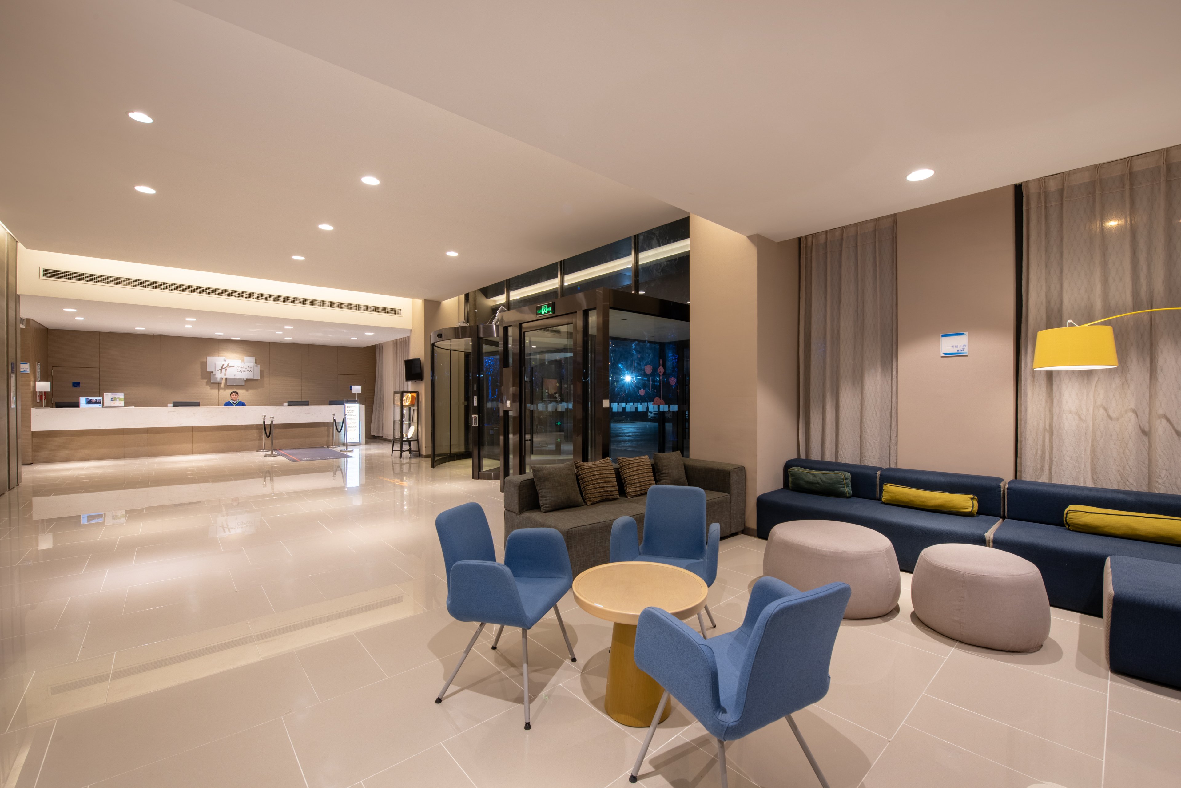 Holiday Inn Express Chongqing University Town 37/55