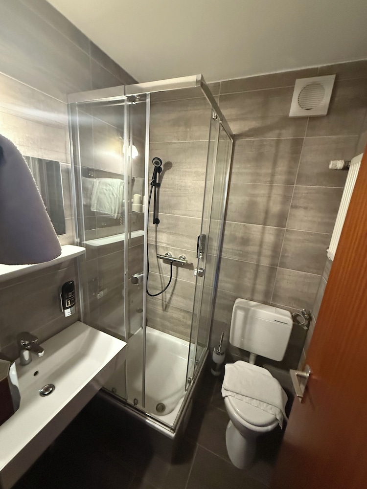 Parkhotel Lindenhof 39/40