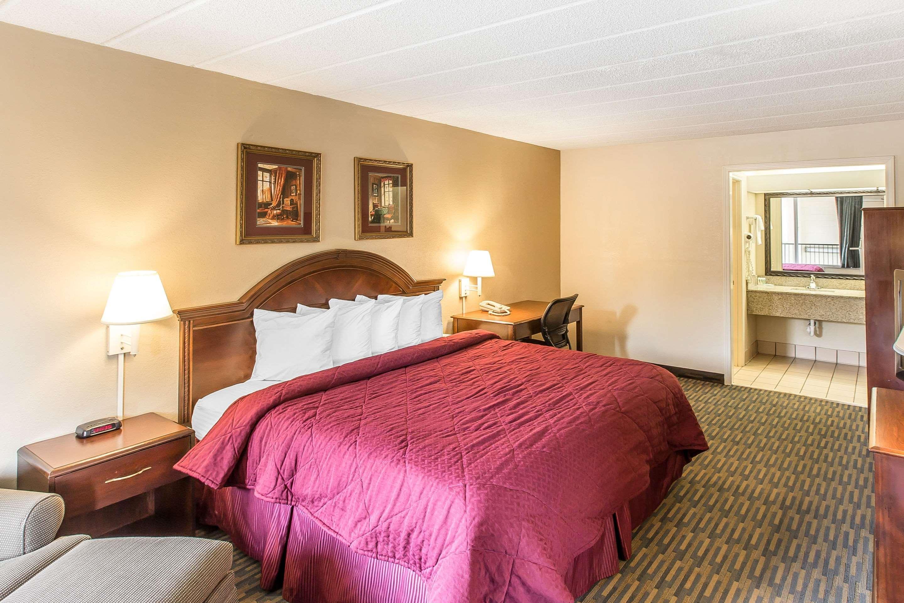 غرفة بسرير مزدوج، Quality Inn & Suites Easley - Greenville 2/2