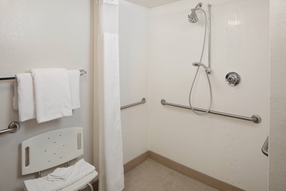 Courtyard By Marriott Houston Westchase 28/28