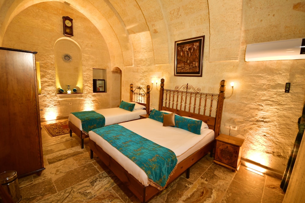 DELUXE, TRIPLE, PRIVATE BATHROOM