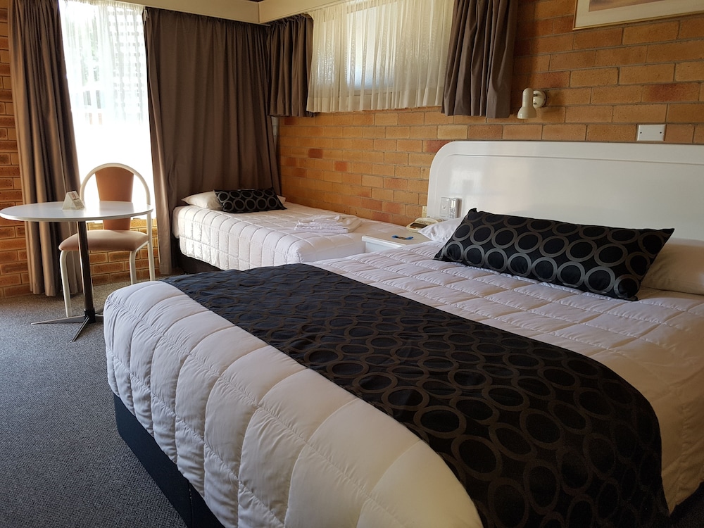 COUSINS MOTOR INN 14/62