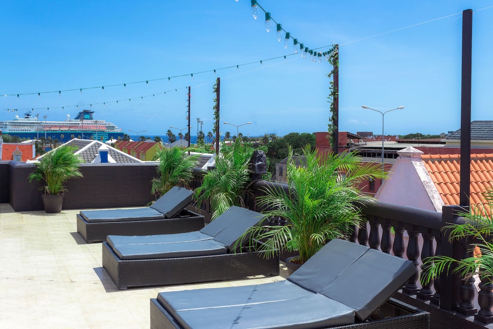 Curacao Suites Hotel 61/66