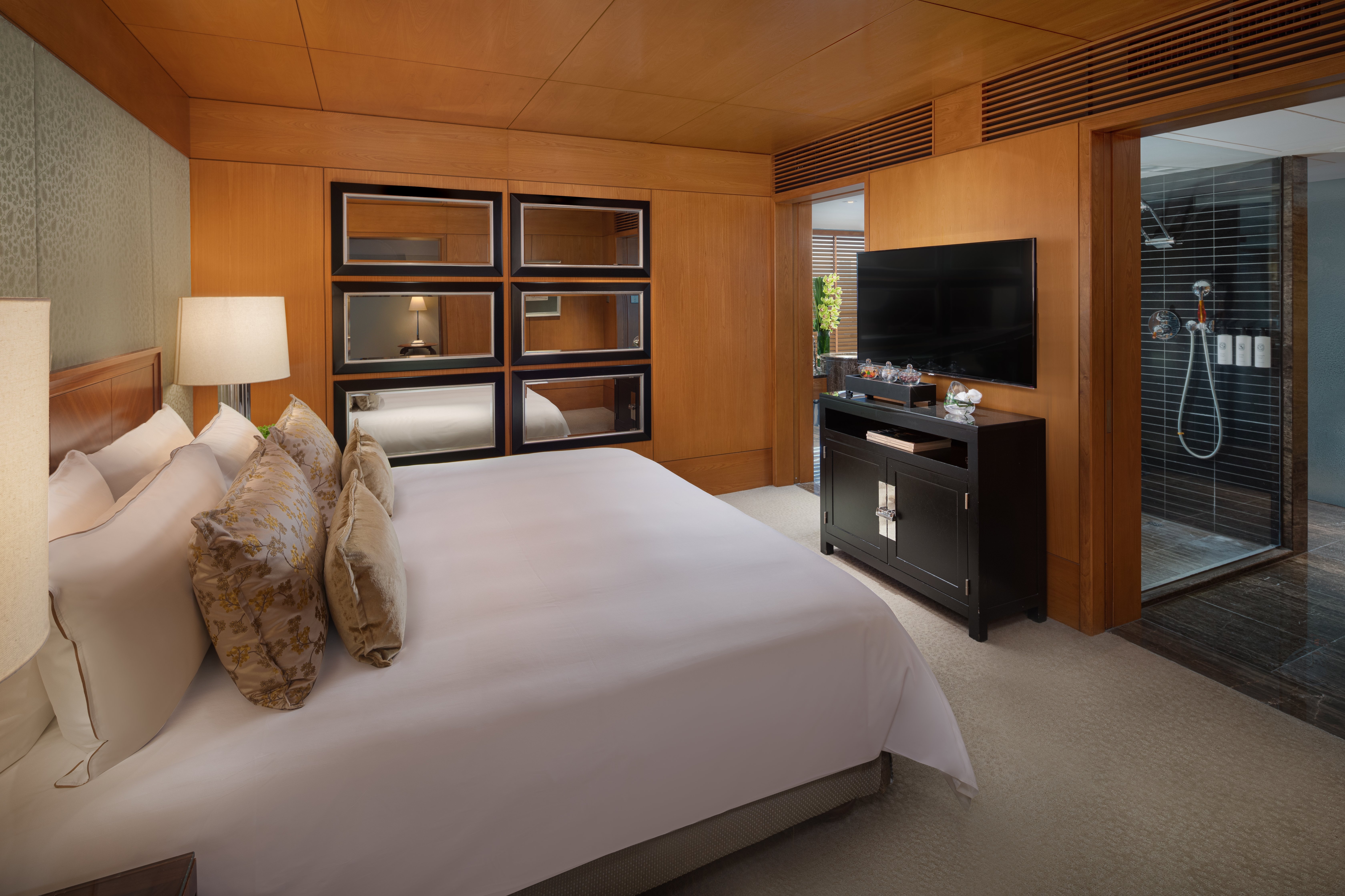 Suite, King Bed, Statue Square View