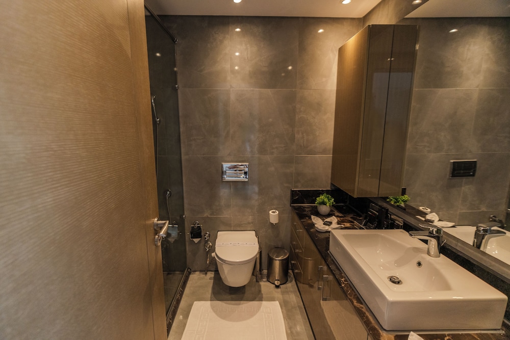 جناح تنفيذي بسرير كينج بإطلالة على البحر، M Hotels at Porto Marina 3/3