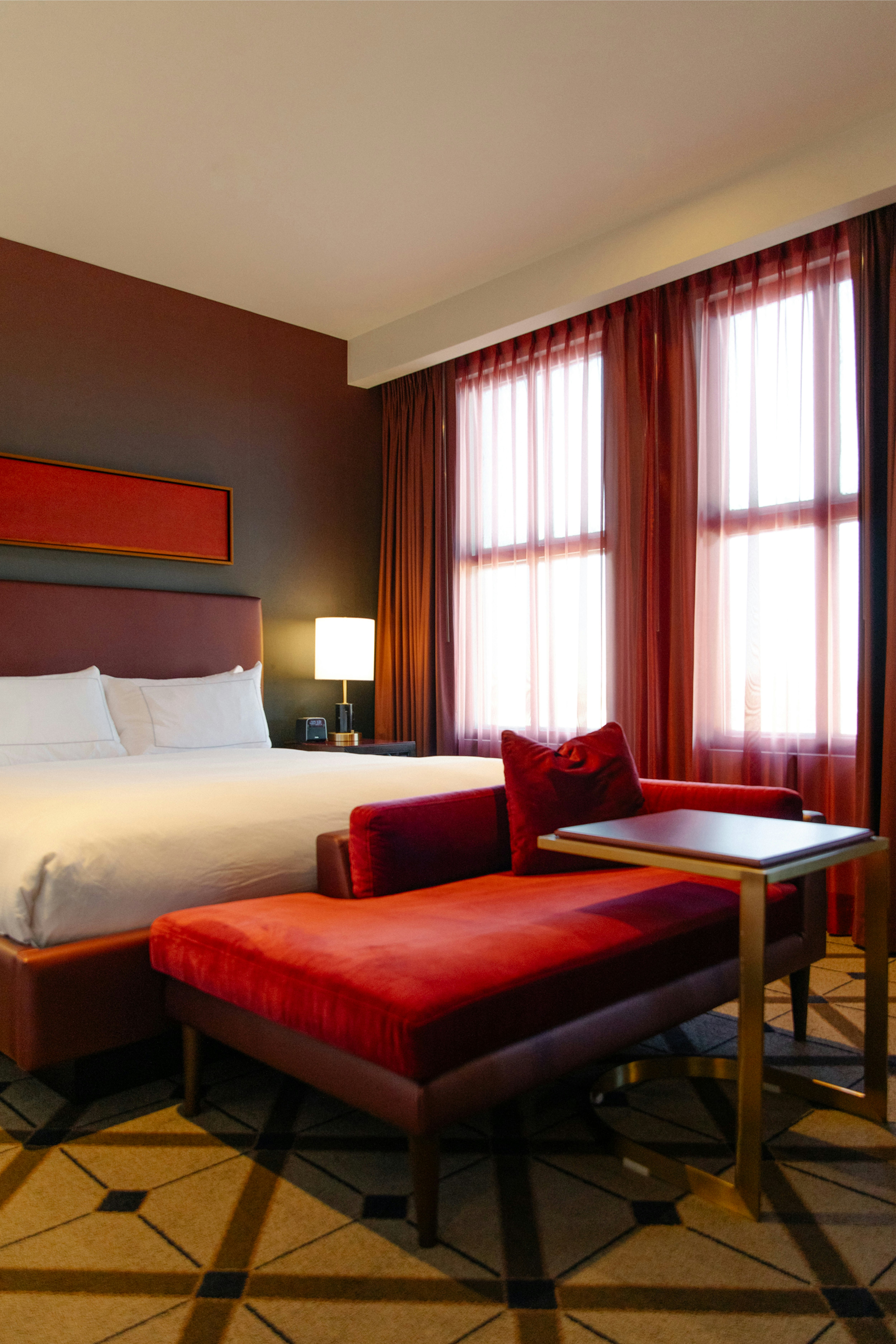DELUXE, KING BED