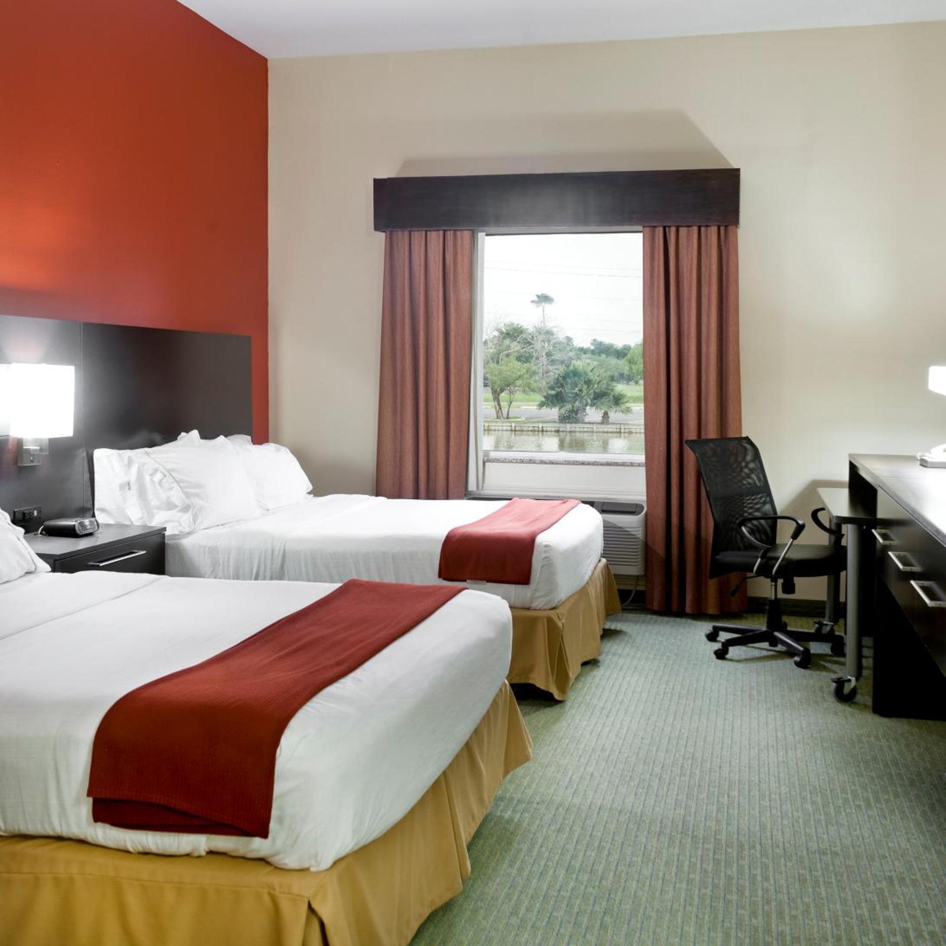 غرفة قياسية بسرير كوين مع أريكة، Holiday Inn Express Hotel Suites Brownsville 2/4