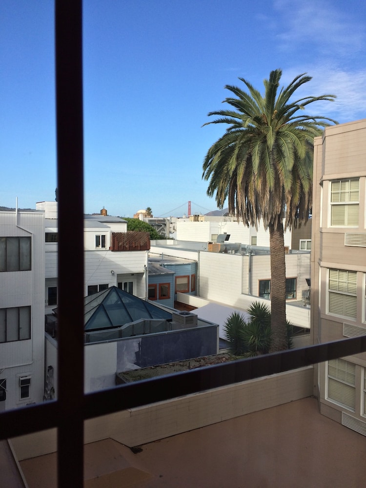 Cow Hollow Inn 38/46