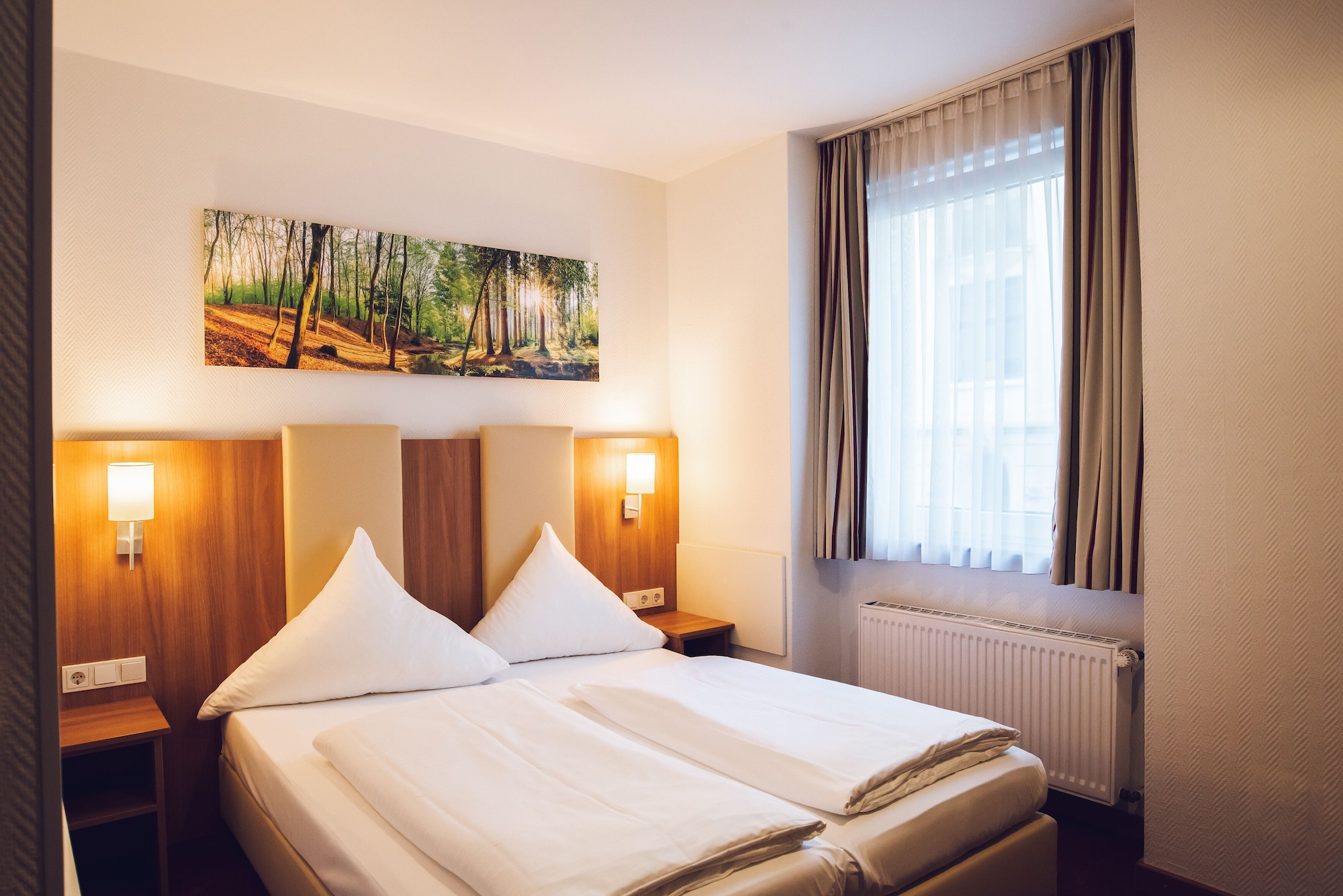 ROOM, DOUBLE BED
