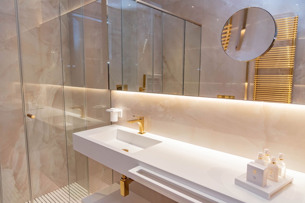 غرفة ديلوكس بسرير كينج بشرفة بإطلالة جزئية على البحر، The Promenade Luxury Wellness Hotel 6/9