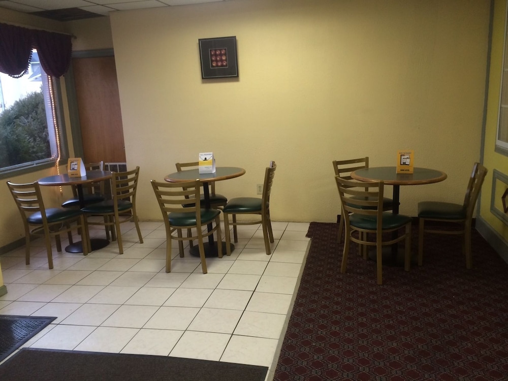 Econo Lodge Airport Reading PA 34/37