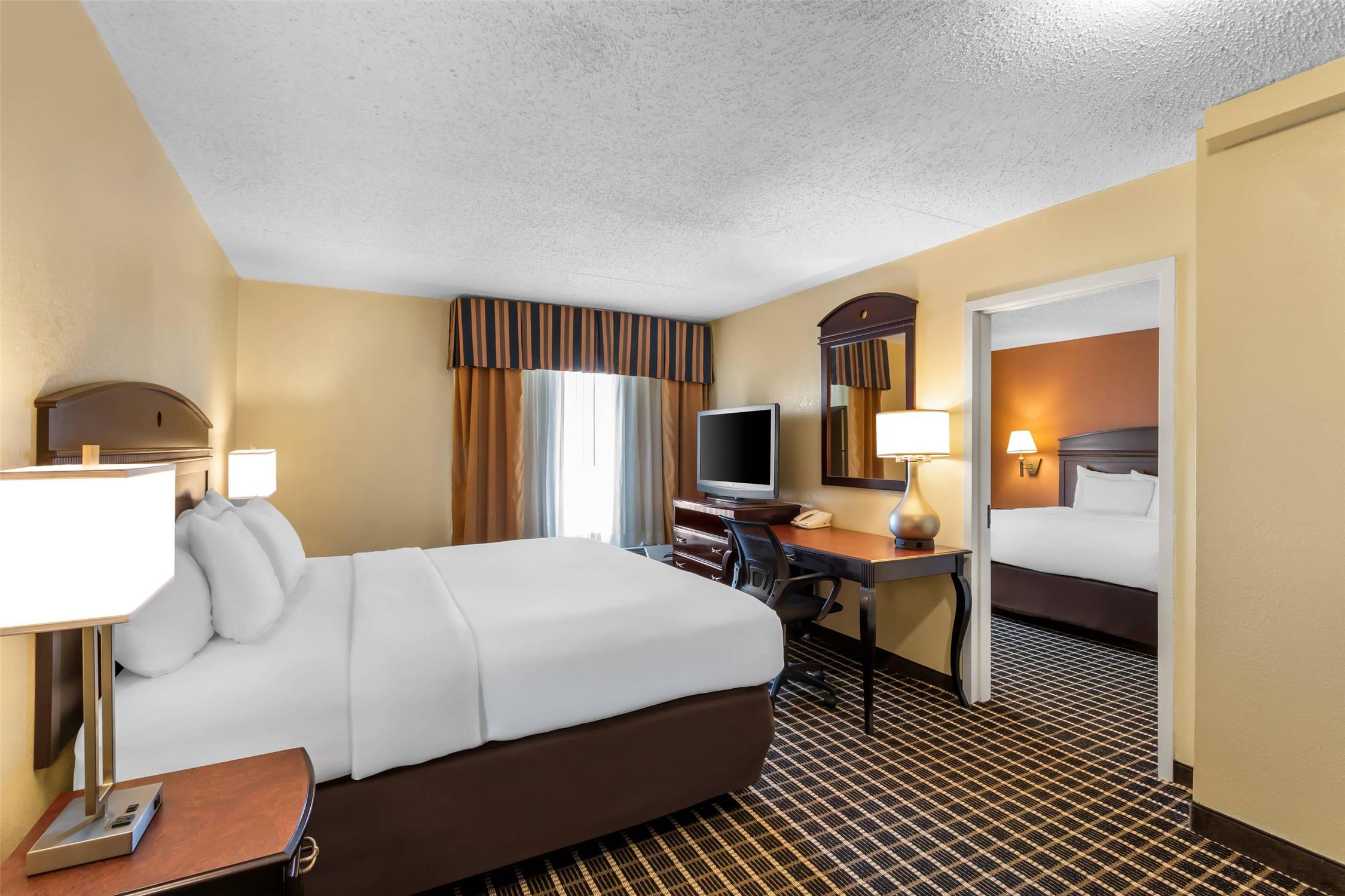 Comfort Inn & Suites Somerset - New Brunswick 4/17