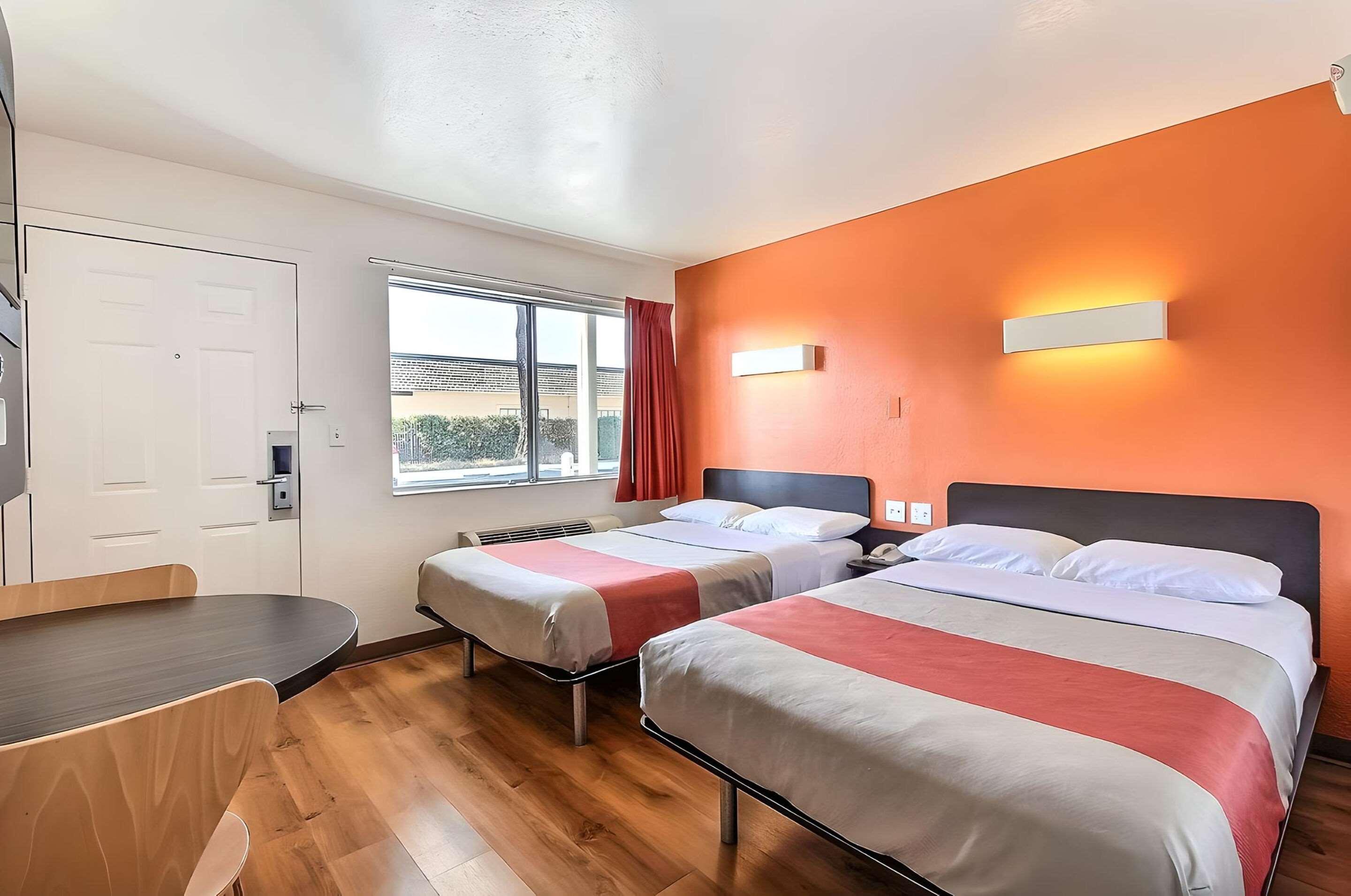 ROOM, 2 DOUBLE BEDS
