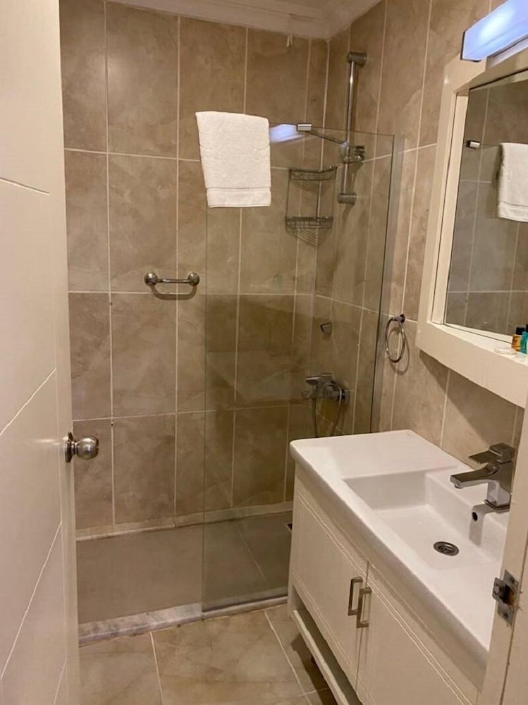 Paradise Island Hotel 48/50