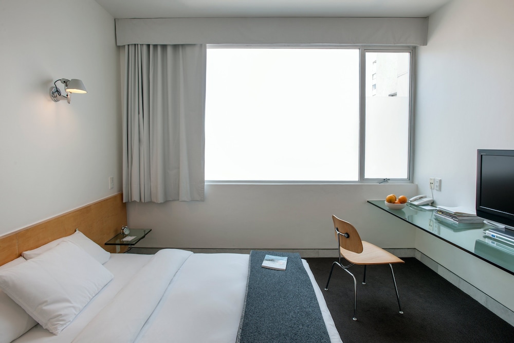 SUPERIOR, QUEEN BED