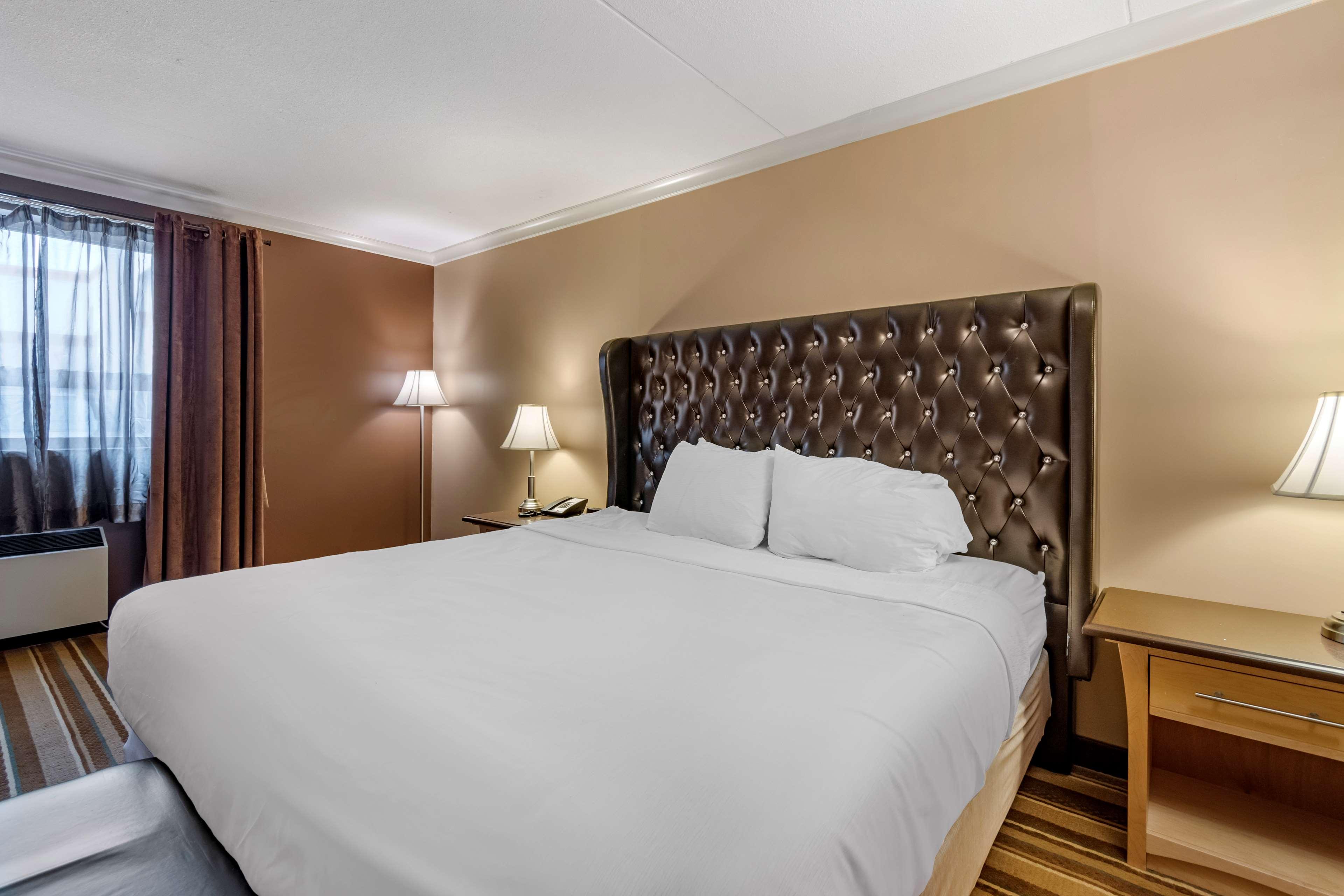 جناح بسرير كينج بغرفتين مع أريكة بمطبخ صغير، Best Western Marquis Inn and Suites 2/3
