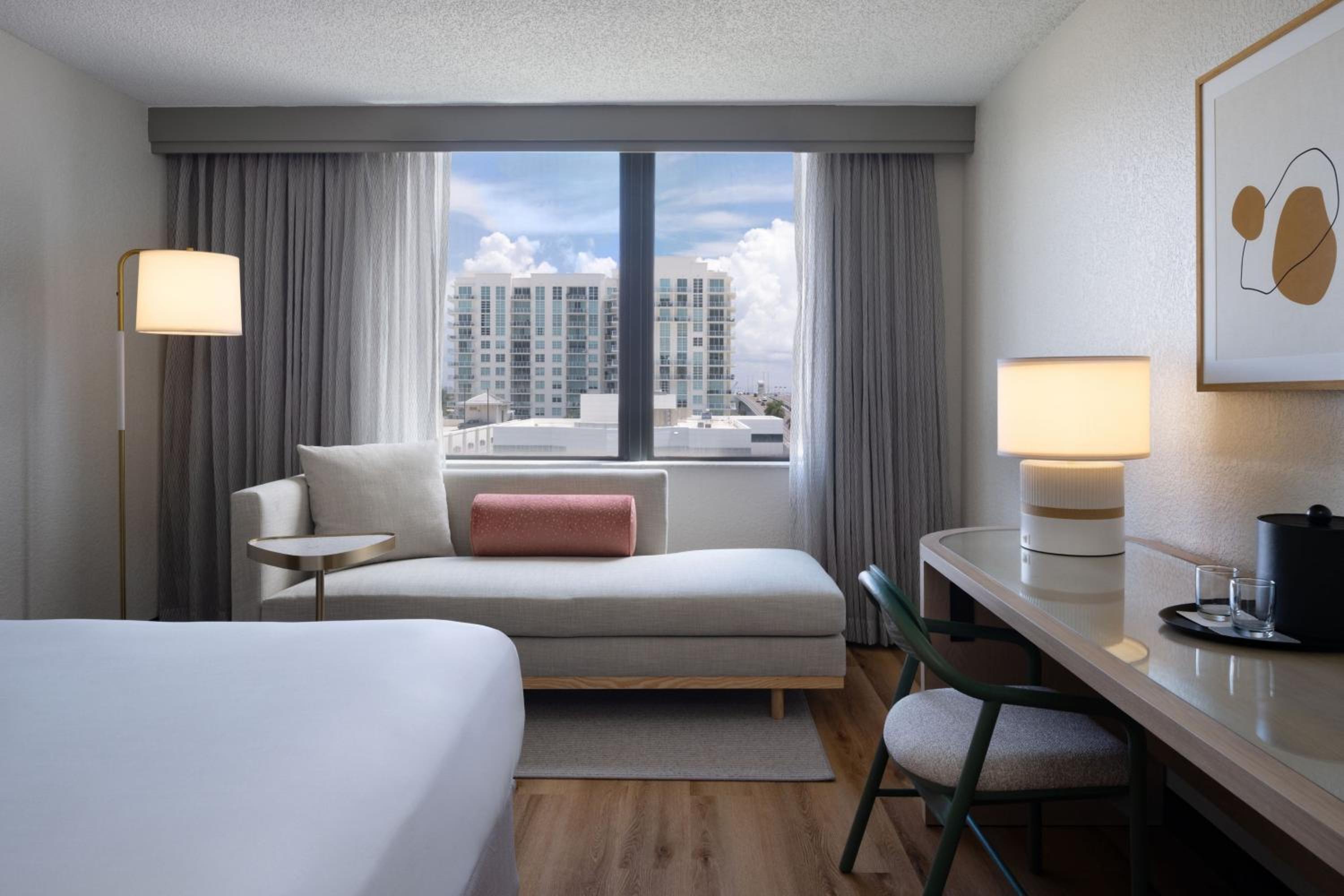 غرفة بسرير كينج بحوض استحمام لذوي الإعاقة، Renaissance Fort Lauderdale Marina Hotel 4/4
