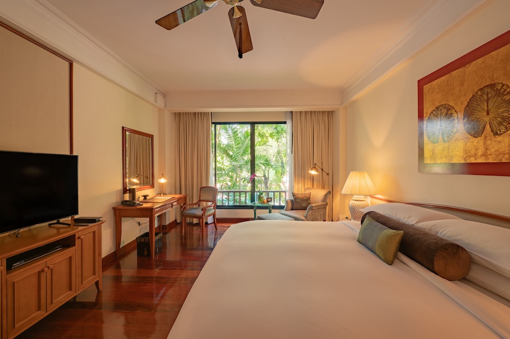 Superior, King Bed, Club Lounge Access