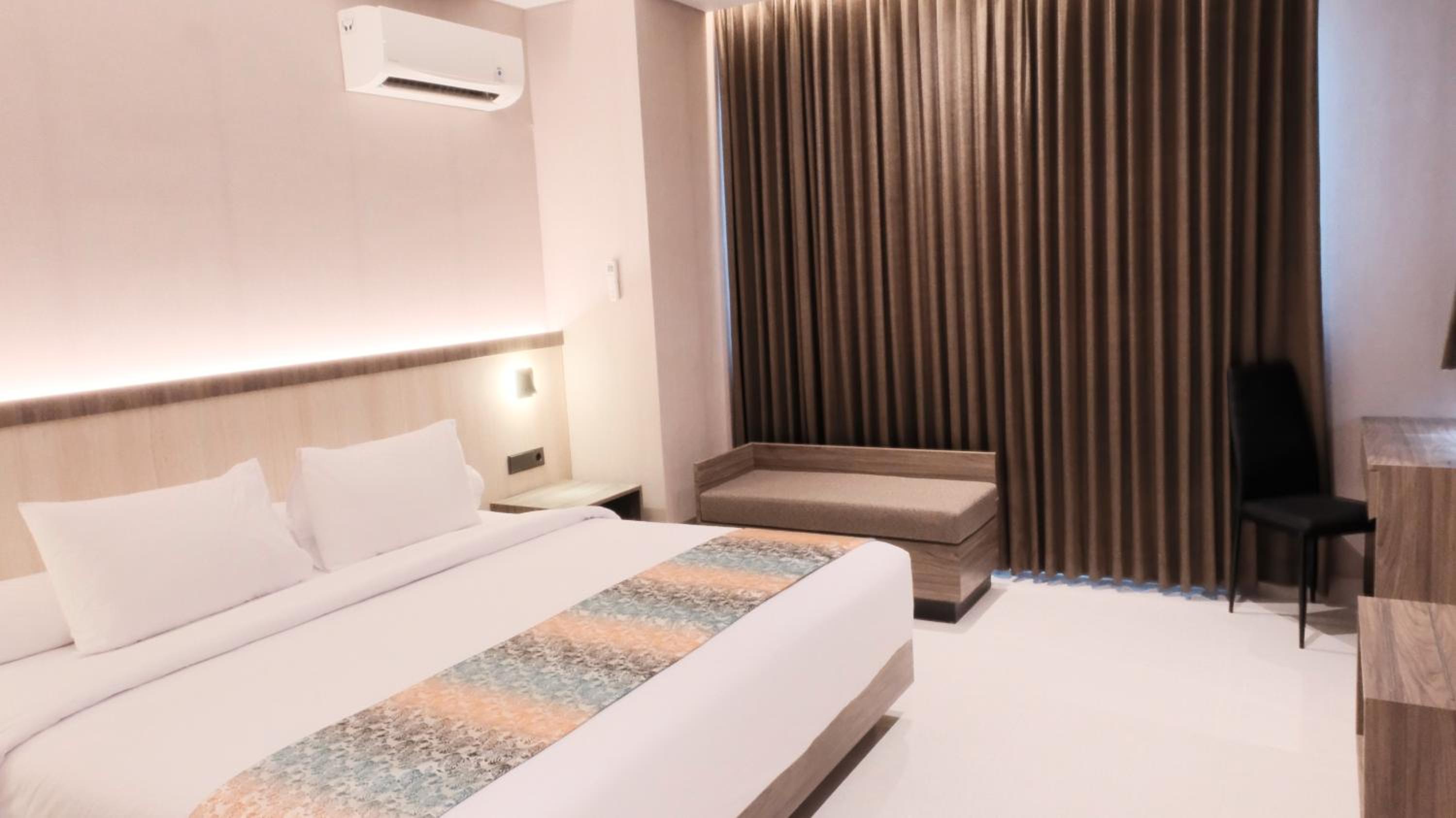DELUXE, KING BED