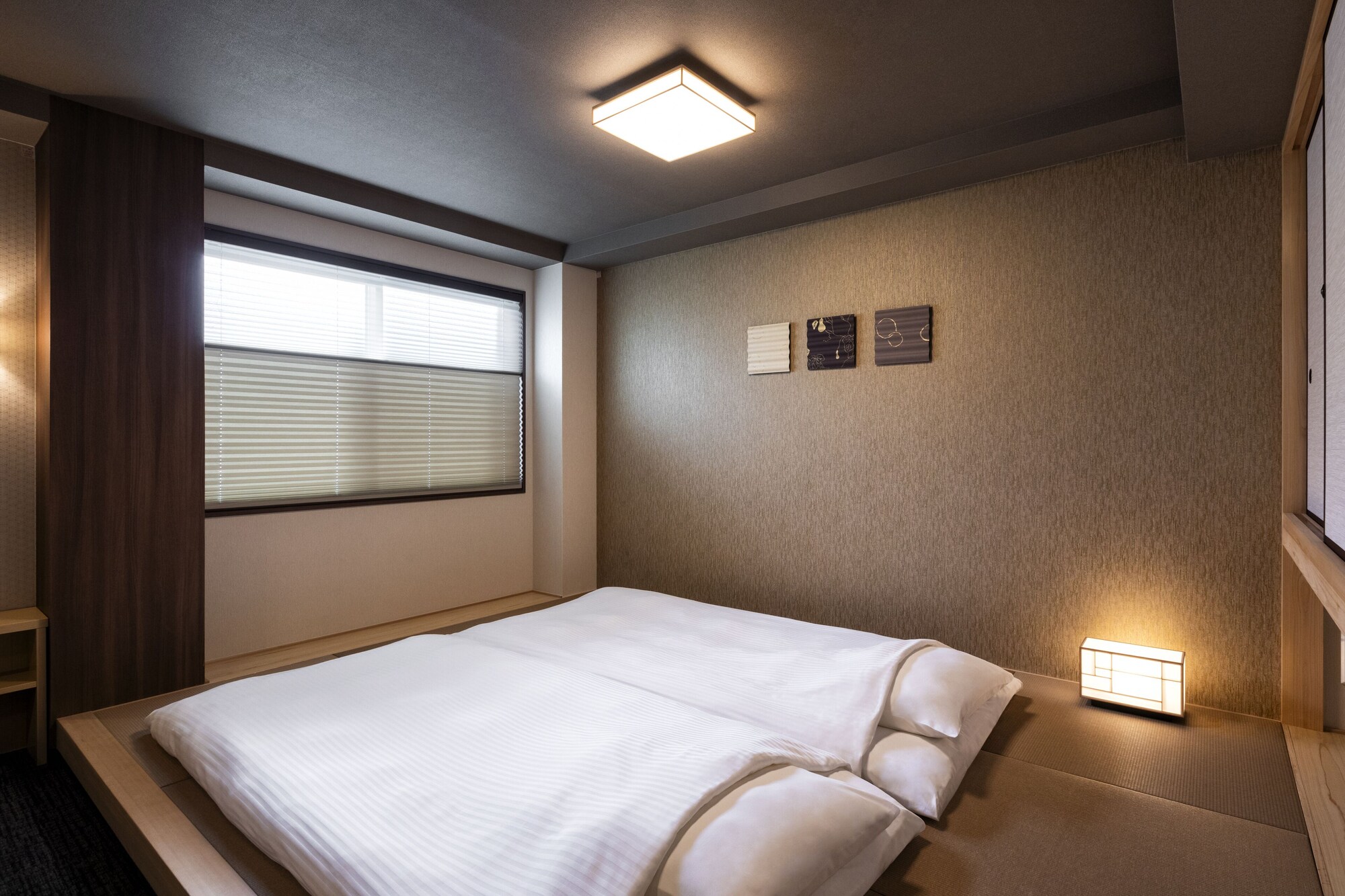 FAMILY, TWIN BEDS