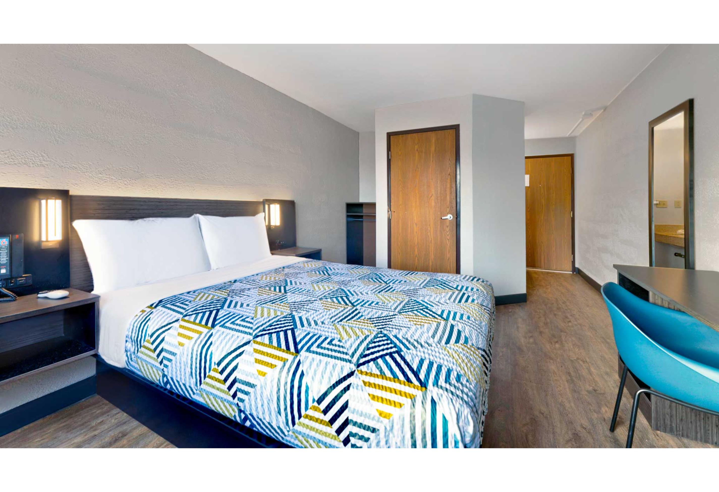 غرفة بسرير كينج لغير المدخنين، Motel6 Cedar Rapids, IA - Airport 2/3