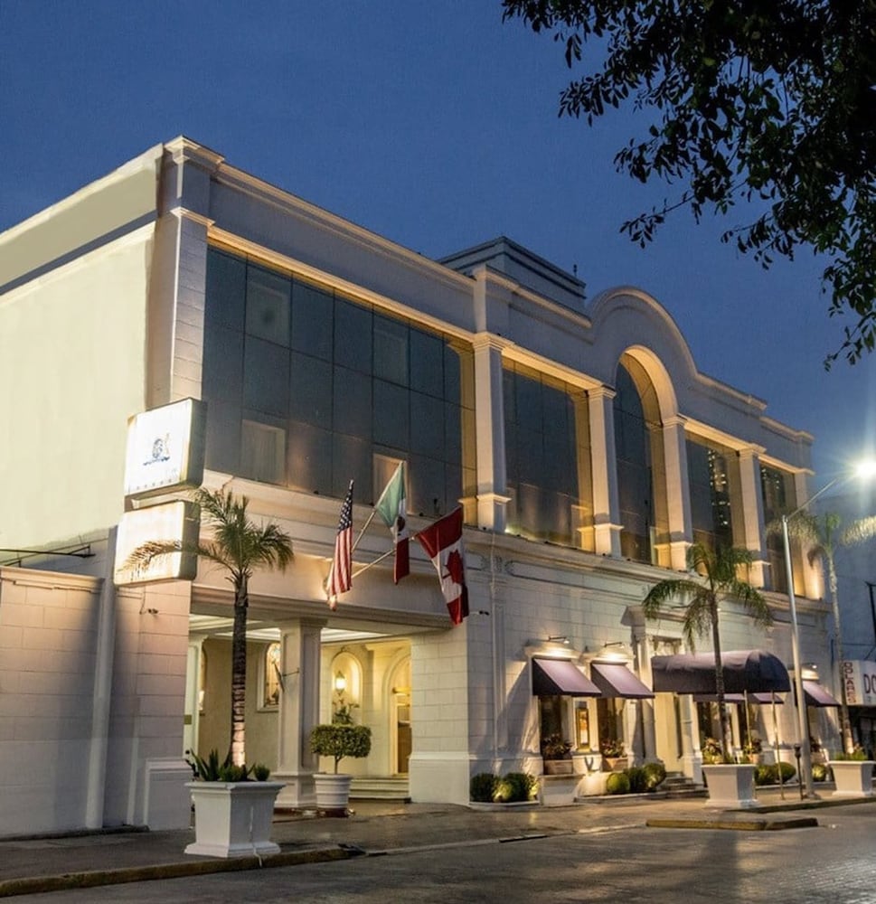 Hotel Plaza de Oro 1/43
