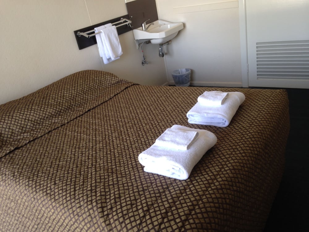 The Commercial Hotel Motel 15/25